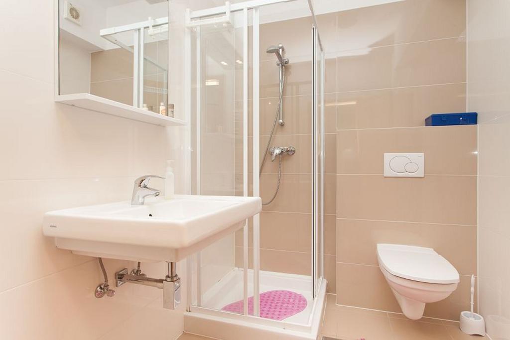 Kuvi Apartments Ровинь Номер фото