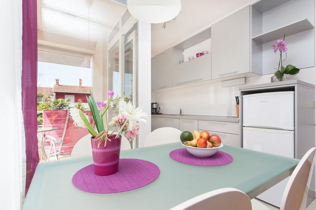 Kuvi Apartments Ровинь Номер фото