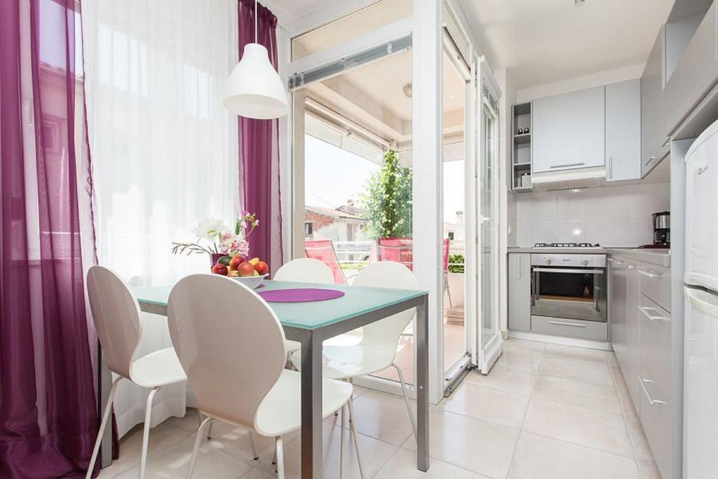 Kuvi Apartments Ровинь Номер фото