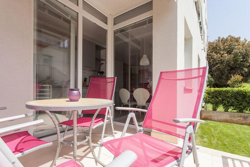 Kuvi Apartments Ровинь Номер фото